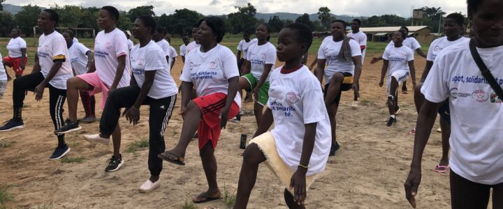Sport et solidarité : les femmes et jeunes filles de Bohou s’engagent pour l’inclusion et le bien-être.