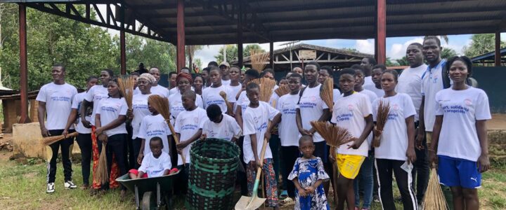 Photo de famille prise au marché de Tchilada