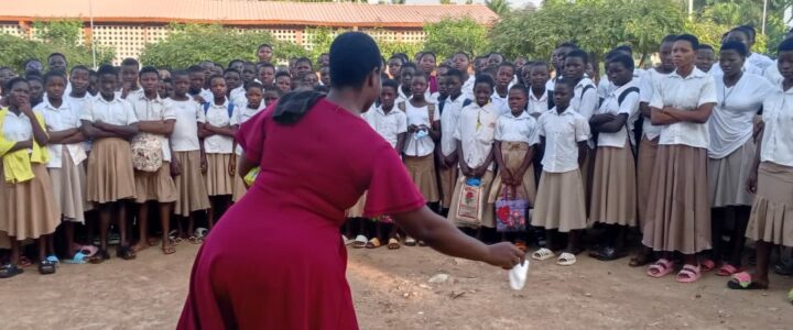 L’hygiène menstruelle au cœur d’une rencontre entre TTA et les filles du Lycée Sodè.